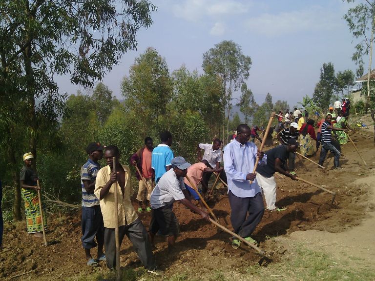 Aha ni mu karere ka Muhanga, mu mudugudu wa Ntenderi mu kagali ka Mbiriri, aho abaturage bari bategereje kwifatanya na Minisitiri w