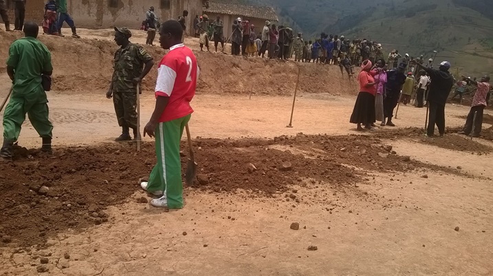 Mu karere ka Nyamagabe mu murenge wa Mugano, ubuyobozi bw'akarere bwaje kwifatanya n'abaturage gutangiza inyubako z'ishuri rya Kijyambere.