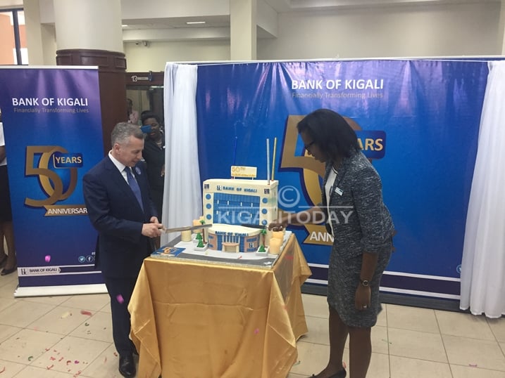Umuyobozi w'icyubahiro wa BK Marc Holtzman n'umuyobozi mukuru Diana Karusisi bakata gato y'isabukuru y'imyaka 50.