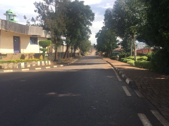 Agahanda kinjira mu Biryogo ugana Nyamirambo ubusanzwe ntuba ureba muri Metero eshanu kubera abahisi n