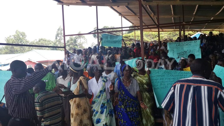 Abaturage bari bitwaje ibyapa bigaragaza ko bashyigikiye gukomeza kuyoborwa na Perezida Kagame.
