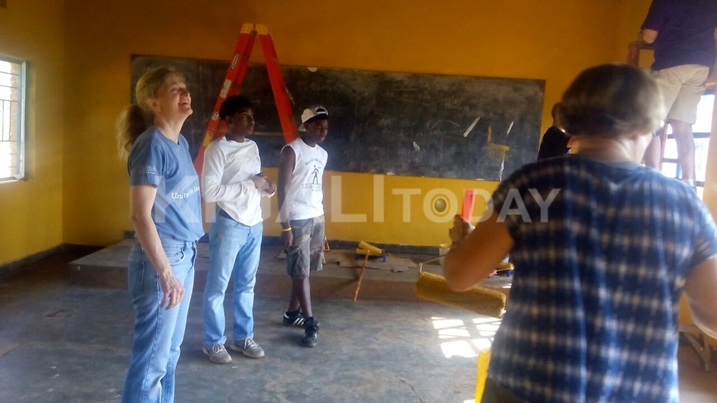 Bakoze igikorwa cyo gusiga amarangi mu byumba by'amashuri y'urwunge rwa mutagatifu Vincent.