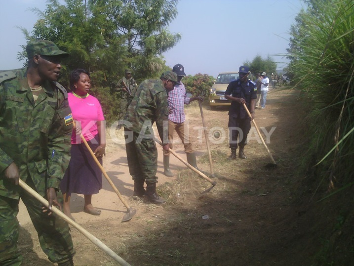 Meya Mutakwasuku na Guverineri Munyantwai n'abandi bakuru mu ngabo mu gikorwa cy'umuganda.