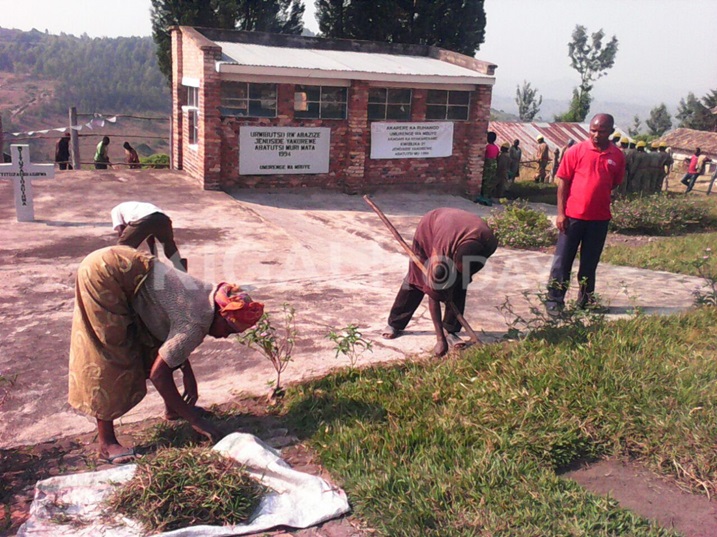 Uko niko bari bari gukora umuganda muri aka karere.