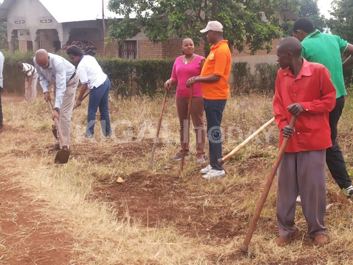 Abayobozi bari mu gikorwa cyo guharura umuhanda.