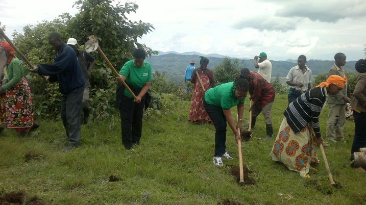 Minisitiri w'Uburinganire n'Iterambere ry'umuryango n'umuyobozi w'inama y'igihugu y'abagore bifatanyije n'abaturage ba Burera mu kwizihiza umunsi w'umugore wo mu cyaro.