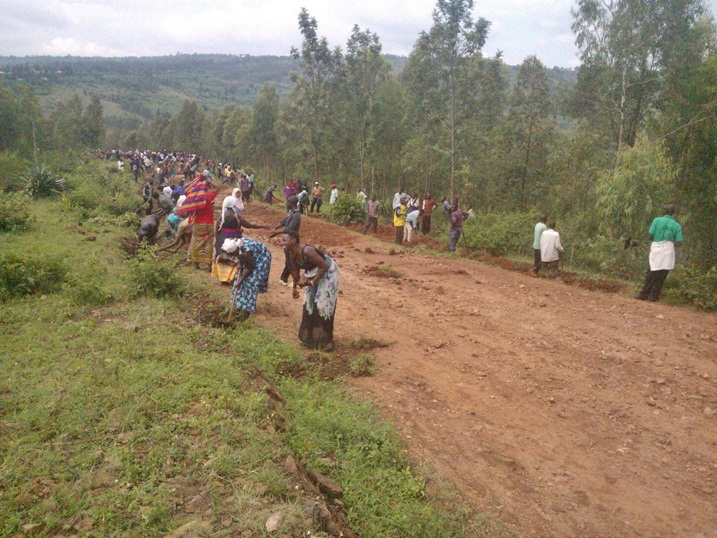 Umuganda usoza ukwezi ku rwego rw'akarere ka Kayonza wakorewe ku musozi wa Juru, mu murenge wa wa Gahini ahagomba gutungwanywa umuhanda.
