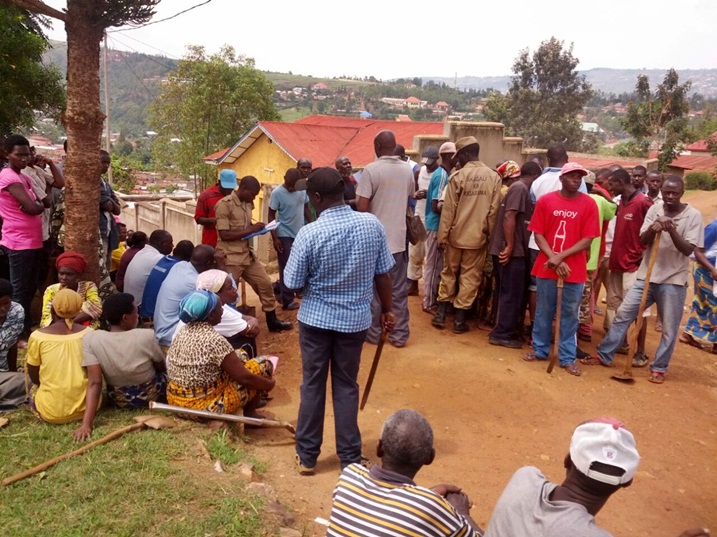 Nyuma y'umuganda abaturage bose batuye mu kagari ka Kigarama bateraniye mu nama.