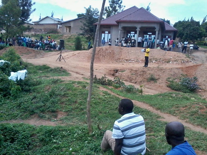Nyuma y'umuganda abatuye mu kagari ka Ruburizi bakoze inama biyemeza ko bagomba kuvugurura ibikorwa by'irondo.