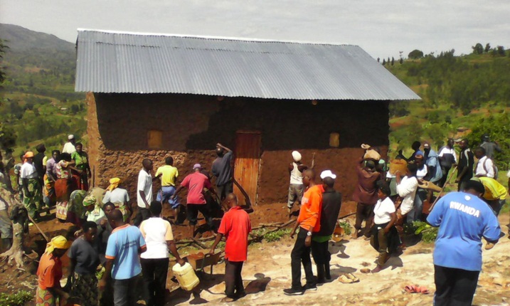 Abaturage bari muri Club y'isuku mu murenge wa Simbi mu karere ka Huye n'abashyitsi babasuye baturutse mu yindi mirenge igize akarere karere ka Huye baje kubigiraho. Bari mu gikorwa guhoma inzu bubakiye mugenzi wabo.