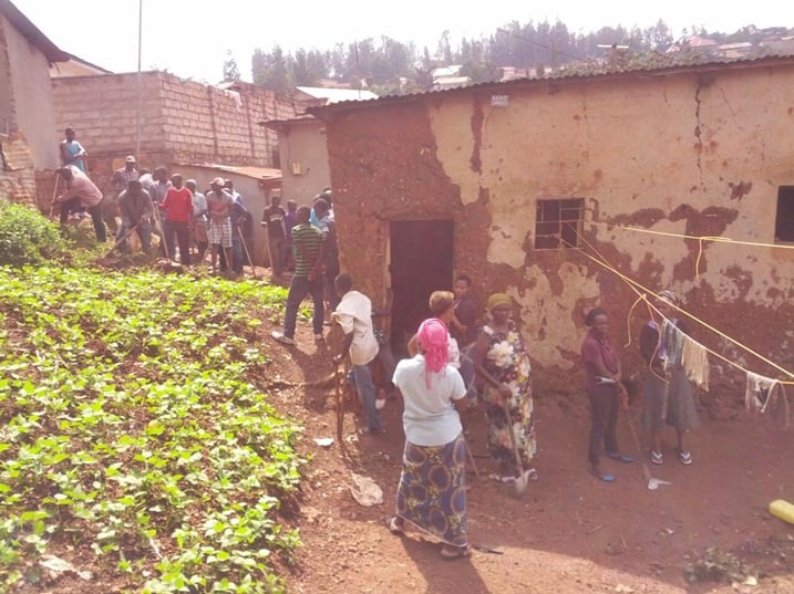 I Gikondo mu murenge wa Kigarama abaturage bafashije gusana inzu y'umuturage yari igiye kugwaho.