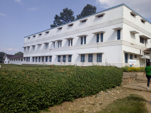 Urundi ruhande rwa Batiment Central rugana ku macumbi y'abakobwa
