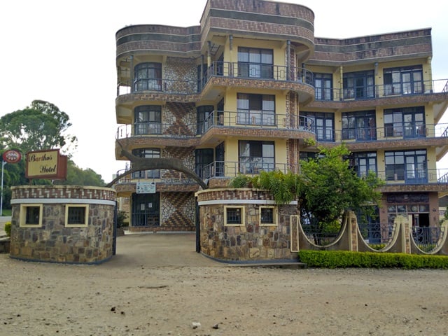 Nta wize Kaminuza utazi umugabo witwa Sebukangaga. Iyi ni Barthos Hotel ye