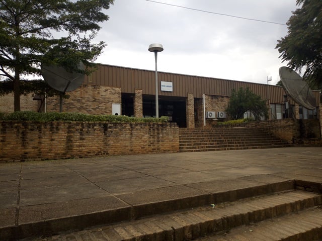 Bibliotheque ya Kaminuza nta Munyeshuri utarayikandagiyemo yiga cyangwa ajya gutira ibitabo