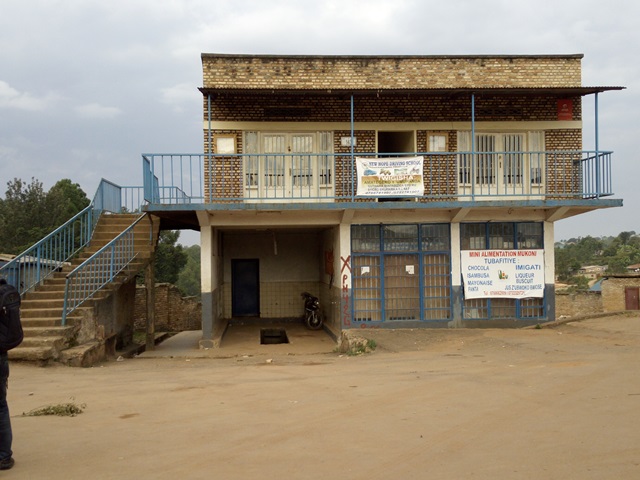 Ijuru rya Kamonyi ku Mukoni benshi mu bize Kaminuza bahanywereye agacupa