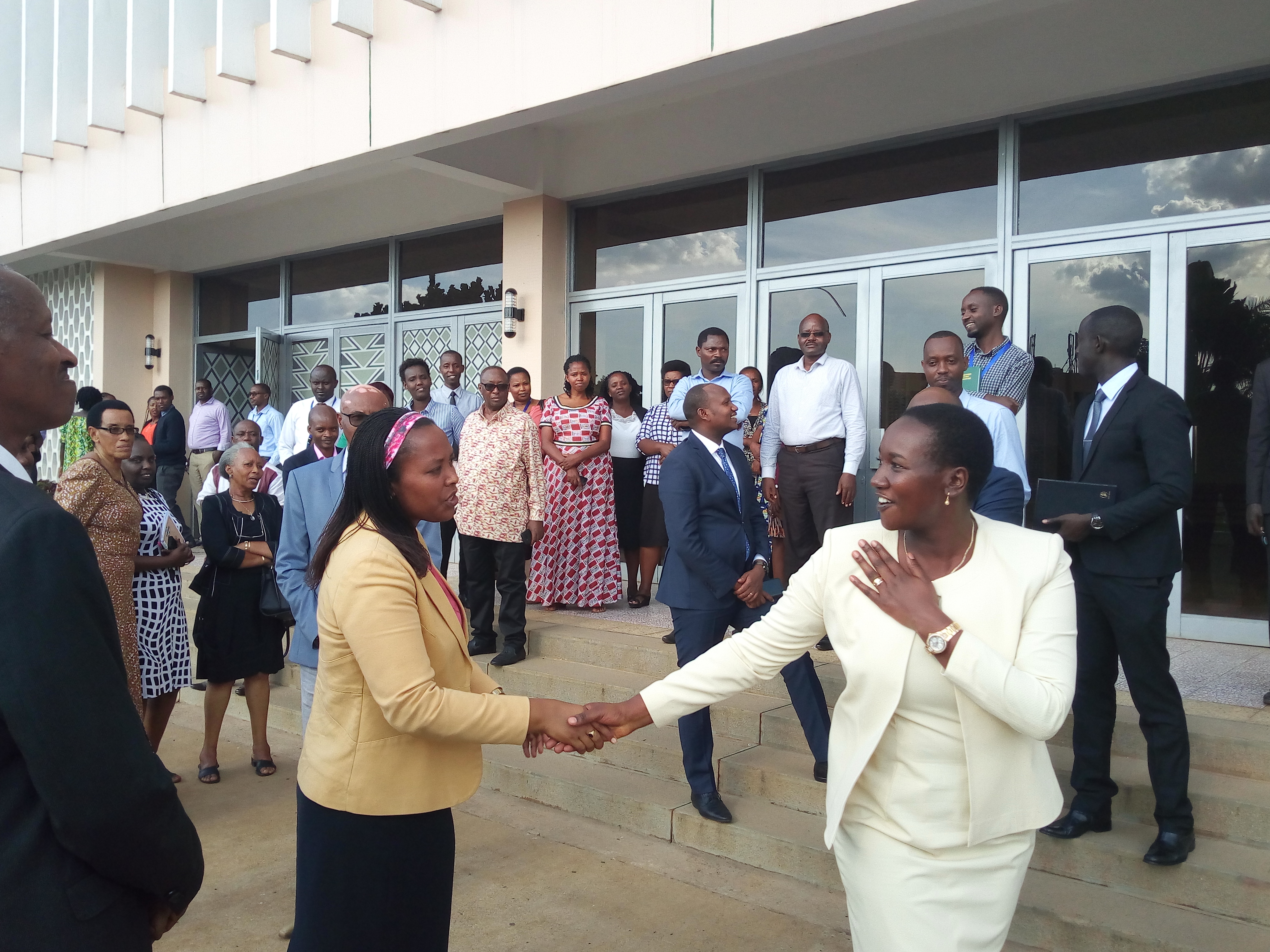Madamu Uwacu Julienne yifuriza ishya n'ihirwe Minisitiri Nyirasafari