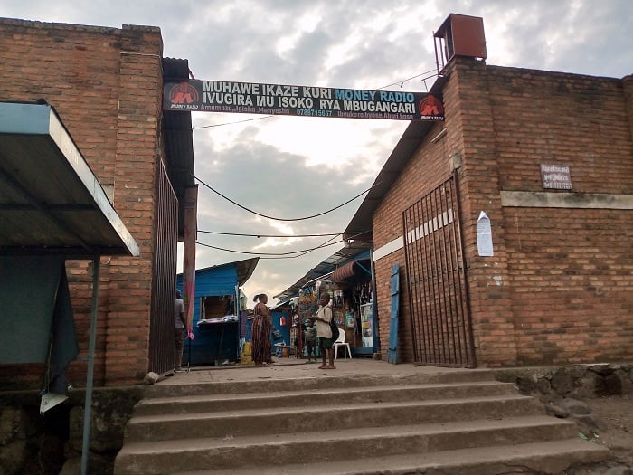 Ubuyobozi bwemereye abacururizaga muri iri soko rya Mbugangari ko bazarisubiramo