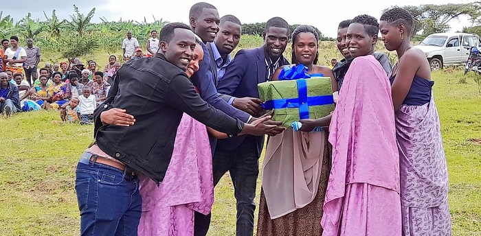 Uwamahoro ahabwa impano n