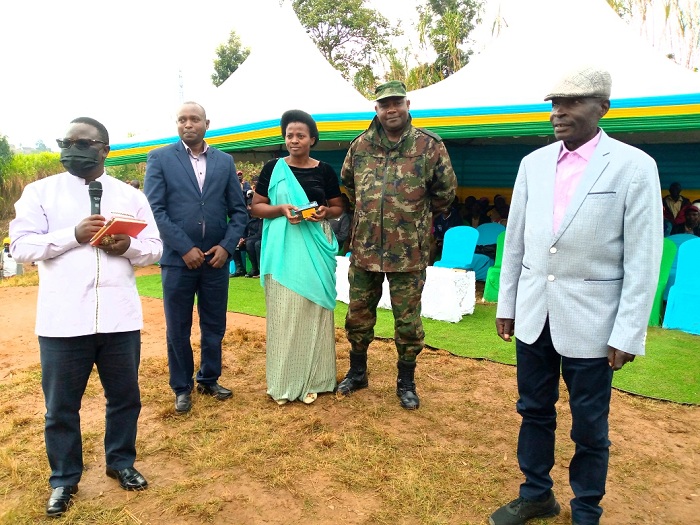 Guverineri Habitegeko n'Umuyobozi w'Akarere mu gushyikiriza telefone Habimana