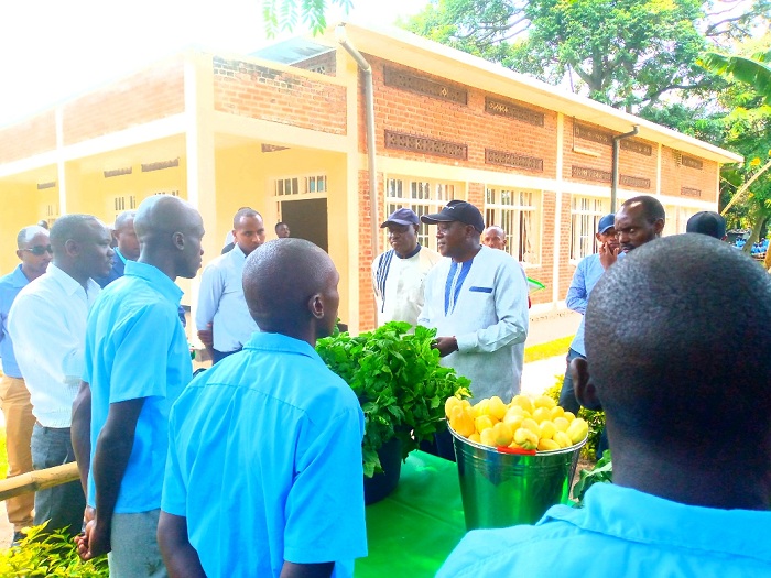Minisitiri Gatabazi na Guverineri Gasana banyuzwe n'ubuhinzi bukorwa n'abari Iwawa
