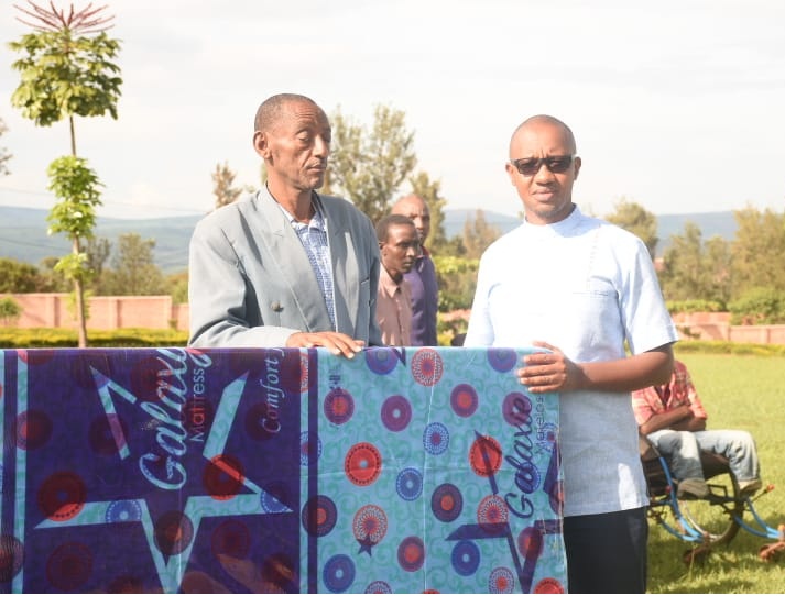 Meya Rangira ashyikiriza matela umwe mu bo zagenewe