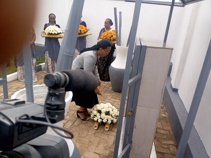 Husi Monique ashyira indabo ahari ikimenyetso cyo Kwibuka