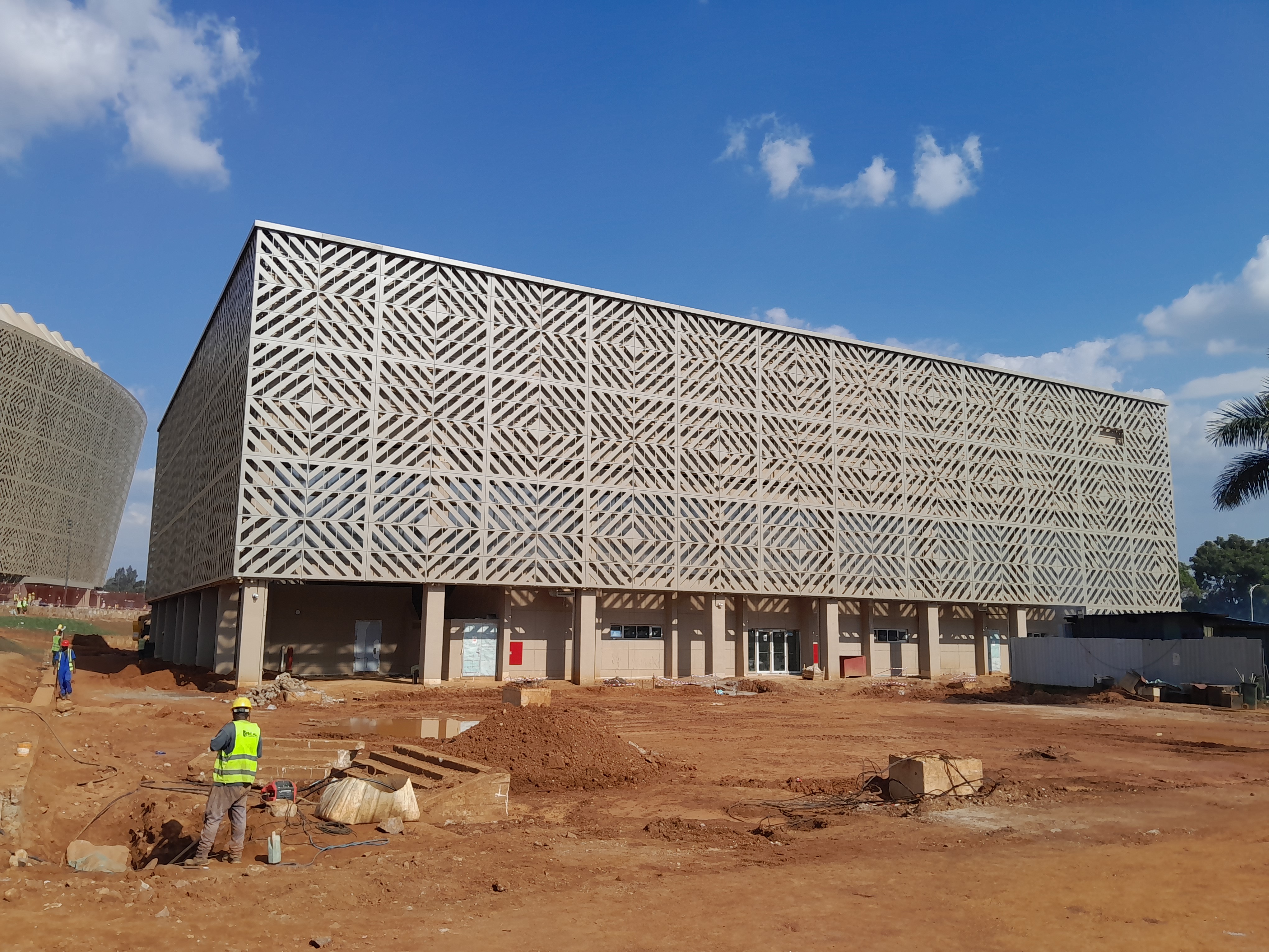 Inyubako ya Petit Stade iri kugana ku musozo