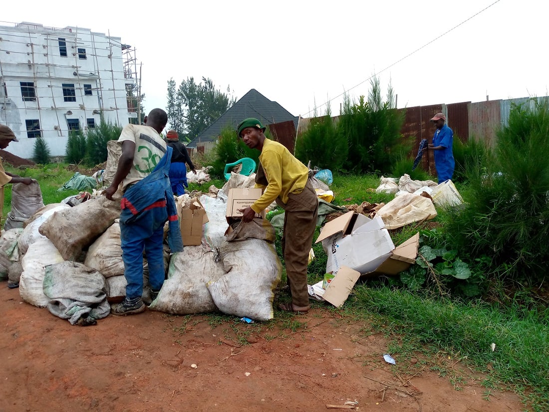 Bakora mu myanda nta byangombwa byo kubarinda 