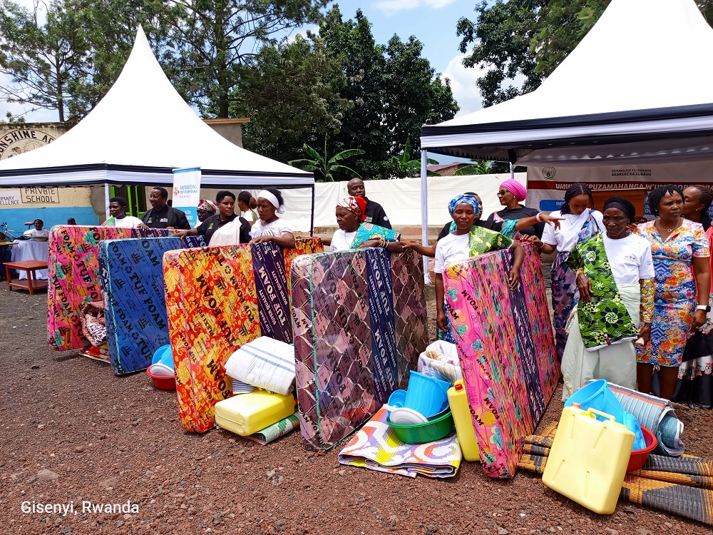 Hari abahawe ibikoresho byo mu rugo