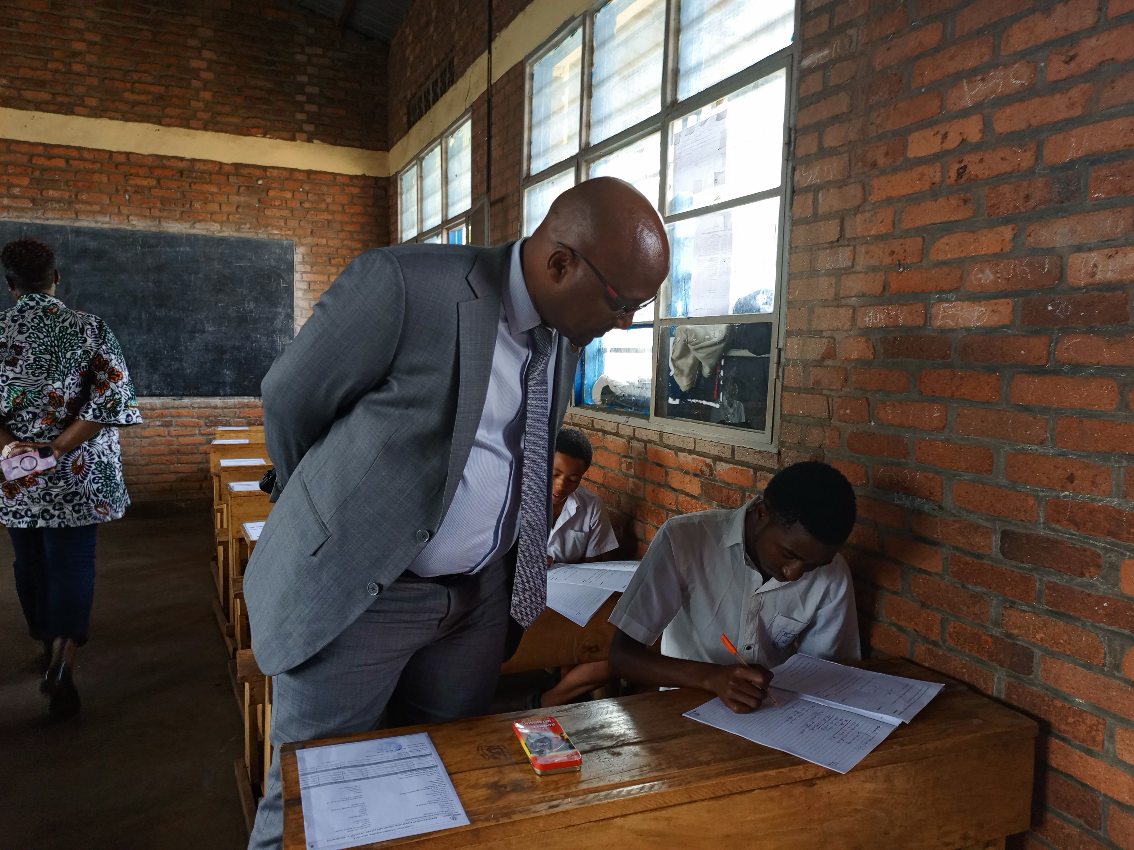 Dr Mbarishimana asuzuma ibizami bikorwa n'abafite ubumuga