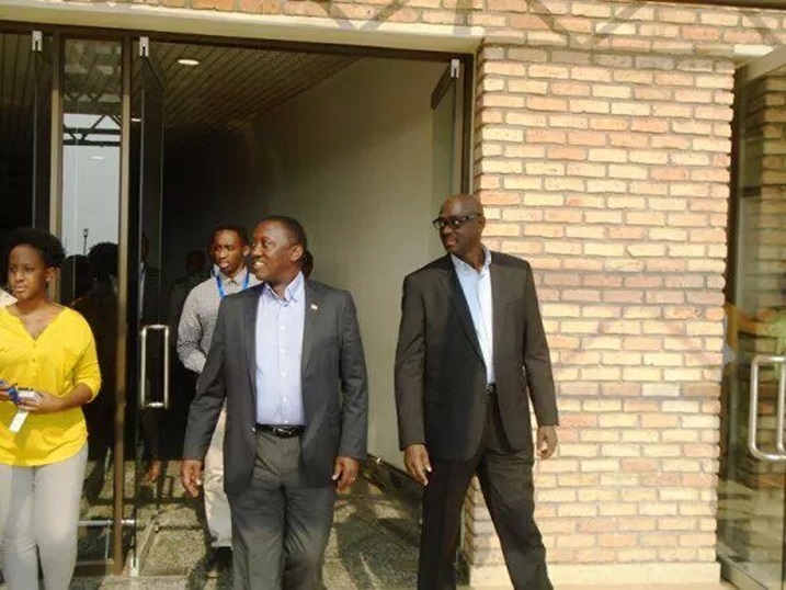 Lt Gen Karake yaje aherekejwe na Minisitiri w'ubutabera akaba n'intumwa ya guverinoma, Johnston Busingye.