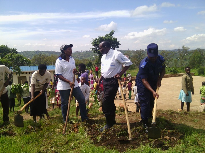 Umutahira w'intore, Rucagu Boniface (wambaye ishati y'umweru), yifatanyije n'urubyiruko rwo mu karere ka Kamonyi mu gikorwa cy'umuganda.