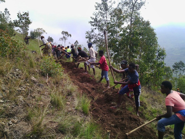 Urubyiruko rwo mu karere ka Muhanga narwo rwazindukiye mu muganda ku musozi Wa musongati.