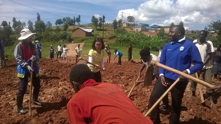 Umuyobozi w'Akarere ka Nyamagabe, Philbert Mugisha (wambaye umupira w'ubururu) yifatanyije n'urubyiruko ruri mu biruhuko n'urundi rutagize amahirwe yo kujya mu ishuri mu muganda wo gusiza ahazubakwa ikibuga cyo kwidagaduriramo no gutera ibiti mu mudugudu wa Nyabivumu.