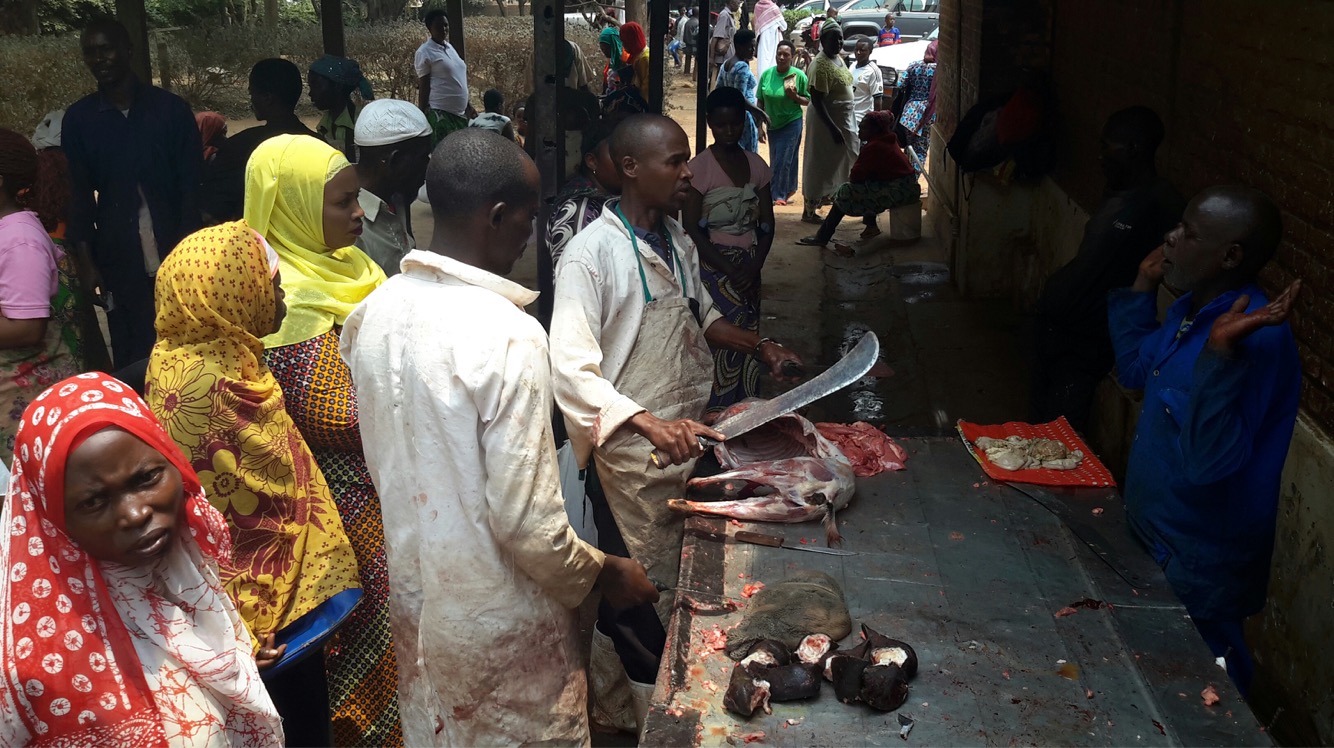 Abategereje guhabwa inyama zo kwishimira Eid el adhuha.