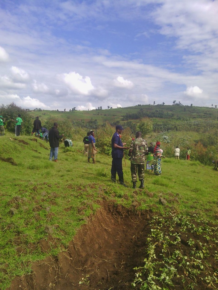 Ingabo z'igihugu na Polisi nabo bari bifatanyije n'abaturage mu muganda.
