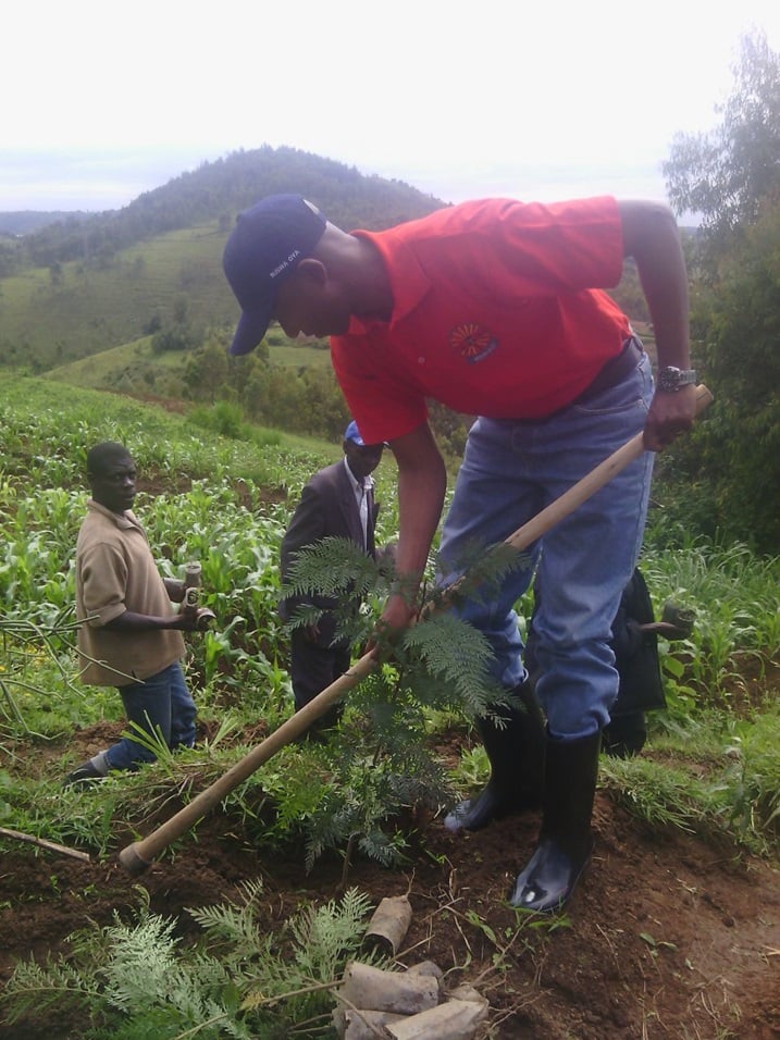 Minisitiri w'Umutekano Mousa Fazil Harerimana nawe yari yifatanyije n'abaturage bo mu karere ka Nyaruguru mu gikorwa cy'umuganda.
