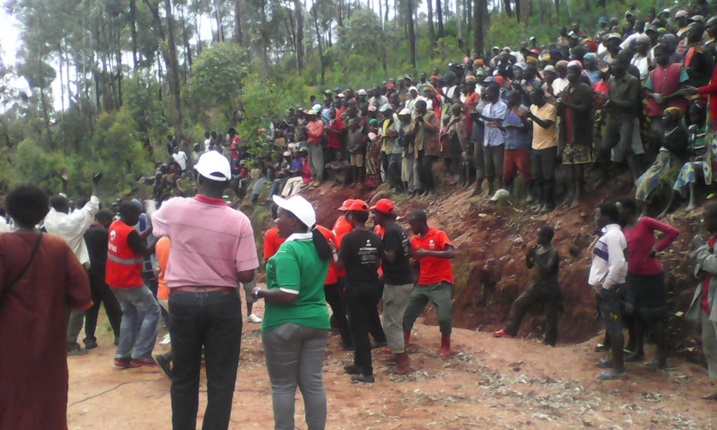 Nyuma y'umuganda abaturage bo mu karere ka Huye bahuye barasabana.