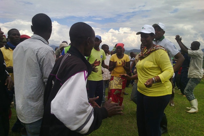 Minisitiri Gasinzigwa yishimanye n'abaturage nyuma y'igikorwa cy'umuganda. 