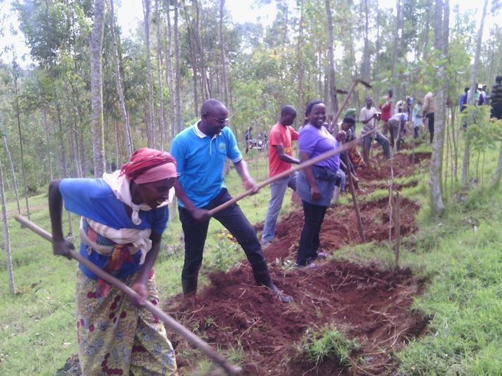 Abaturage bo mu murenge wa Shyogwe mu gikorwa cy'umuganda.
