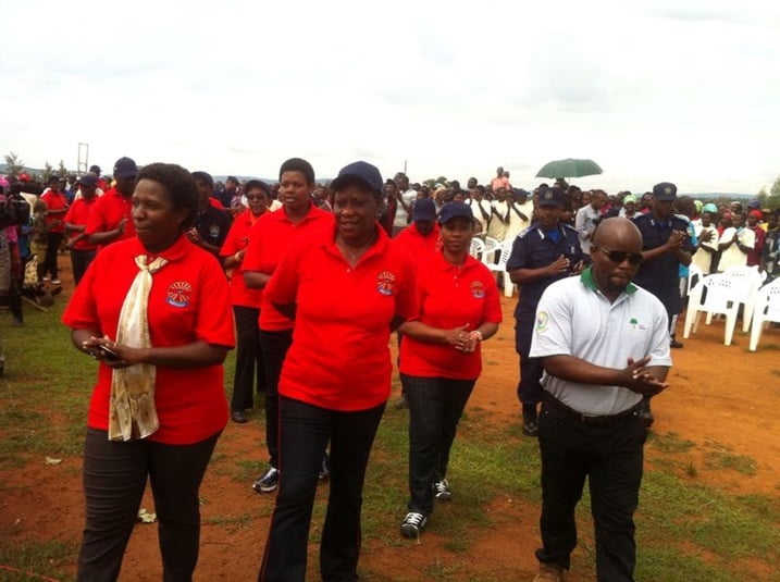 Nyuma y'umuganda abaturage bahuye n'abayobozi barimo Minisitiri wa Leta muri MINALOC. Alvera Mukabaramba na Minisitiri w'urubyiruko, Jean Philbert Nsengimana.