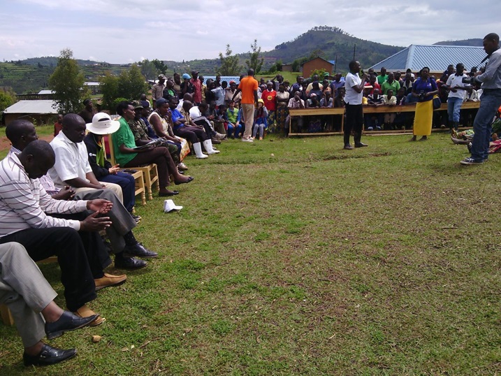 Nyuma y'umuganda abaturage baganiriye n'abayobozi.
