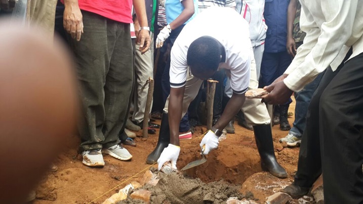 Fidel Ndayisaba, umuyobozi w'umujyi wa Kigali nawe yakoreye umuganda mu murenge wa Ndera.