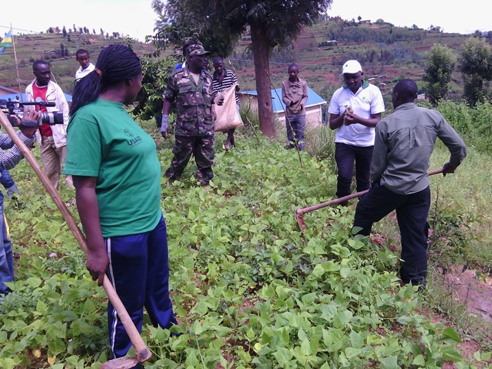 Umuyobozi w'akarere n'abandi bayobozi batandukanye mu karere ka Nyamagabe mu gikorwa cy'umuganda.