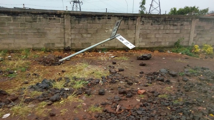 Ibyo ni bimwe mu byapa byo ku muhanda biranga karitsiye nabyo byibasiwe n'uyu muyaga.
