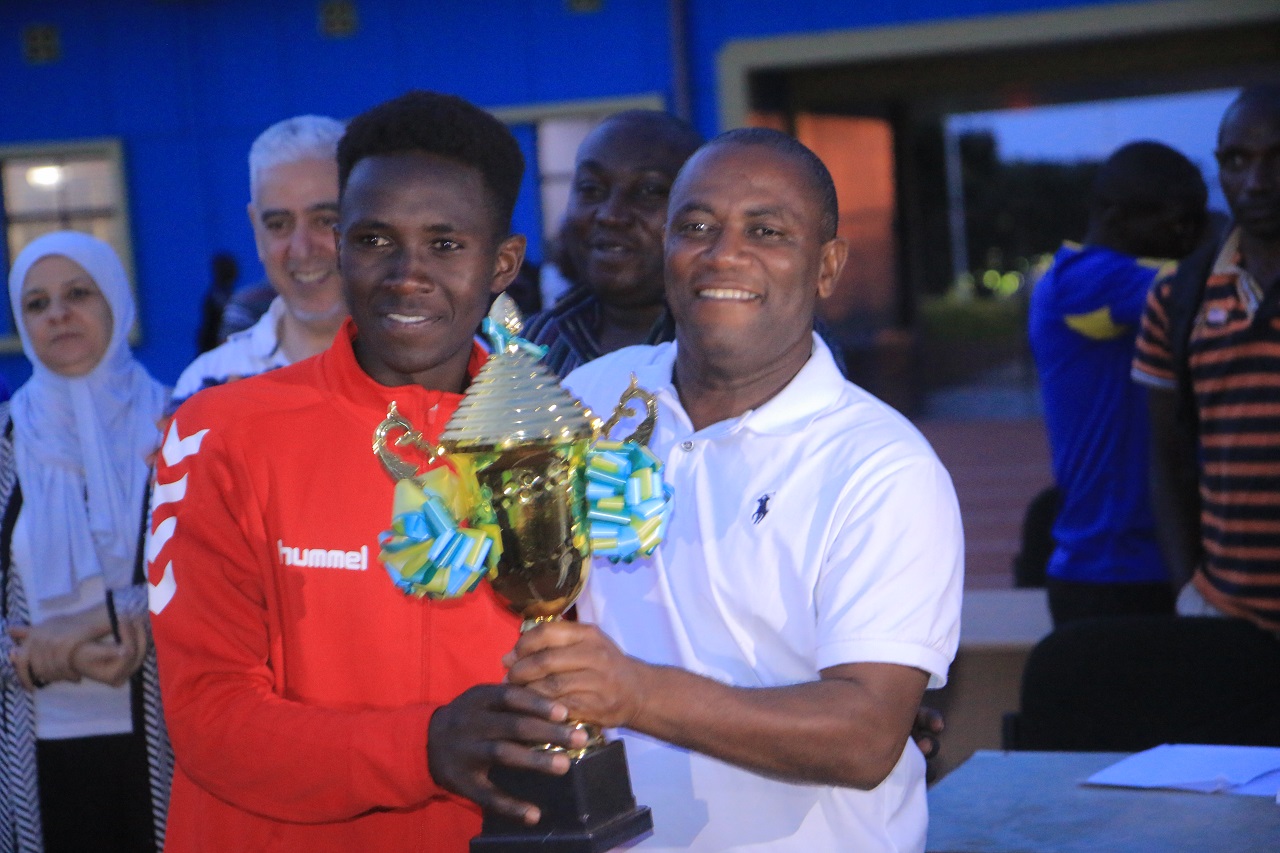 Ikipe ya Gorillas Handball Club ishyikirizwa igikombe n'umukozi ushinzwe kuzamura impano muri MINISPOC
