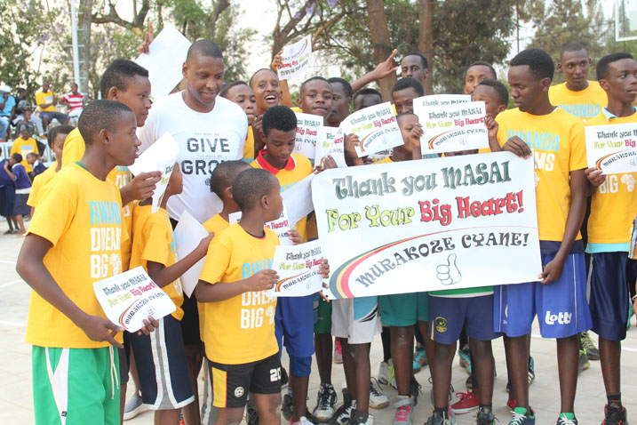 Abana bari mu mwiherero bashimira Ujili Masai ku kibuga cya Club Rafiki