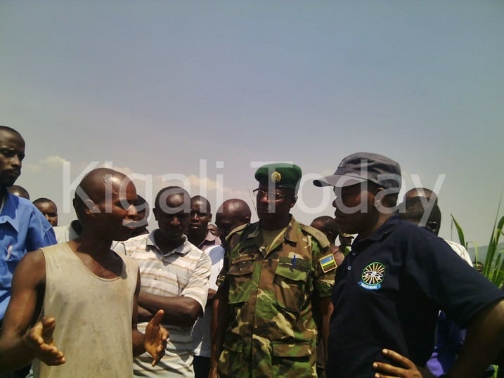 Rutsinga Jacques, Umuyobozi w'akarere ka Kamonyi n'inzego za Gisirikare na Polisi bahise bahagera. Aha ubaganiraga n'umwe mu batangabuhamya.