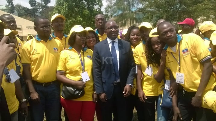 Minisitiri Kyenge ari kumwe n'urubyiruko rwaturutse muri Congo.