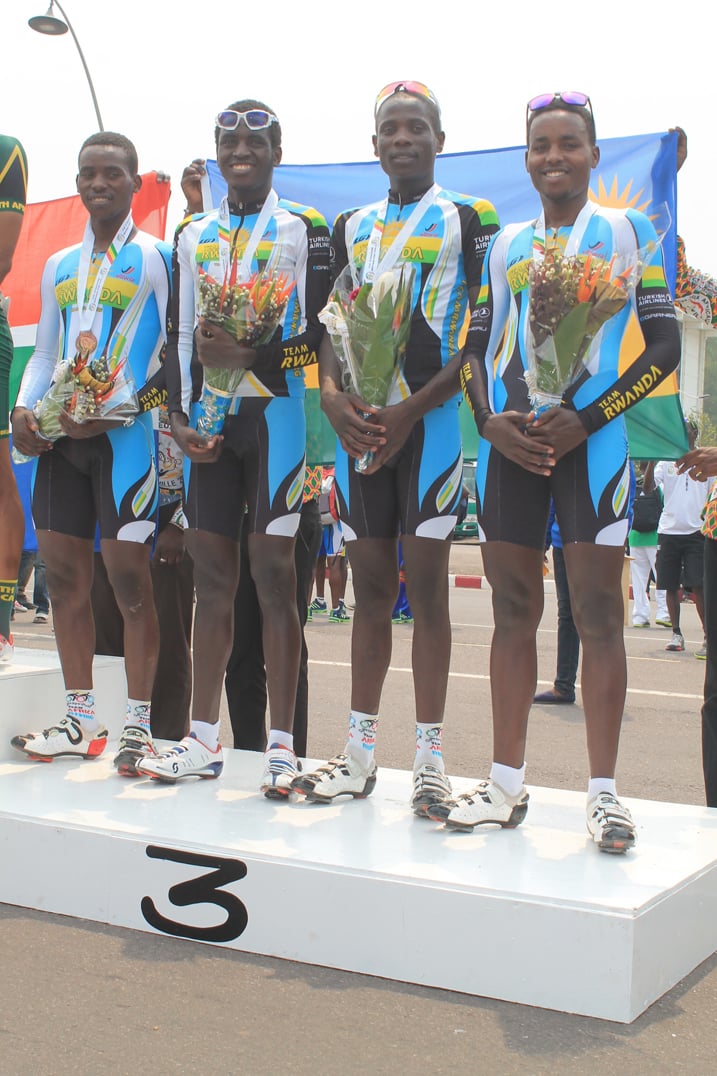 Team Rwanda kuri podium nyuma yo kwegukana umwanya wa 3 mu gusiganwa n'igihe
